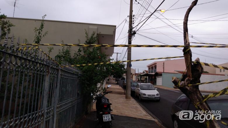 Árvore corre o risco de cair no Jardim das Torres - Crédito: Whatssapp SCA - (16) 99633-6036