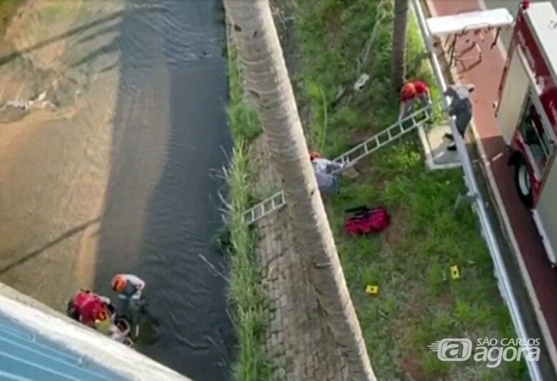 Cadeirante morre após ser jogado de viaduto - Crédito: Reprodução TV Globo