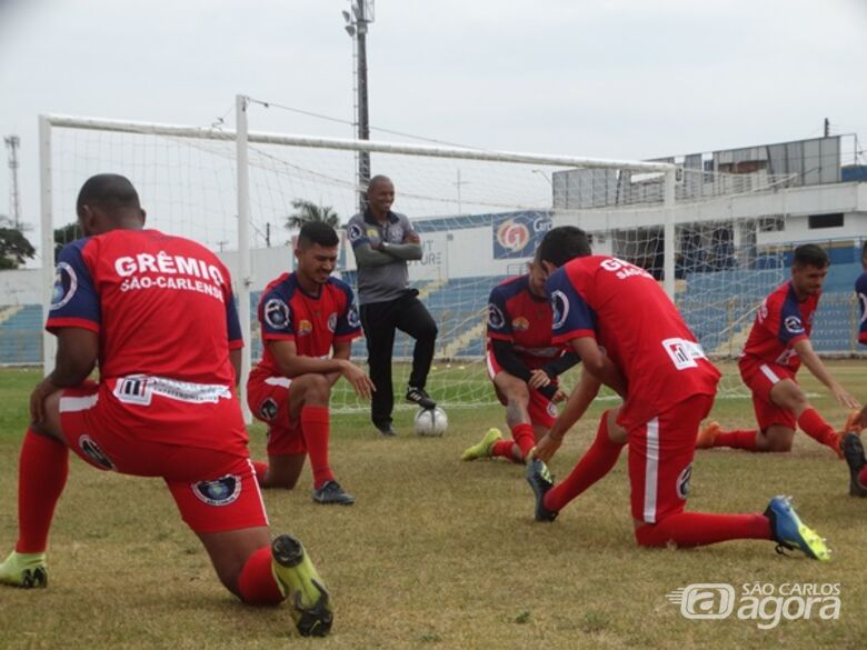 Jogadores se aquecem e Marcus Vinícius observa: "A ansiedade é grande. A vontade de vencer também" - Crédito: Marcos Escrivani