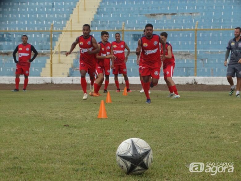No Luisão, jogadores se aquecem antes do treino-apronto: Marcus Vinícius promete “marcação alta” - Crédito: Marcos Escrivani