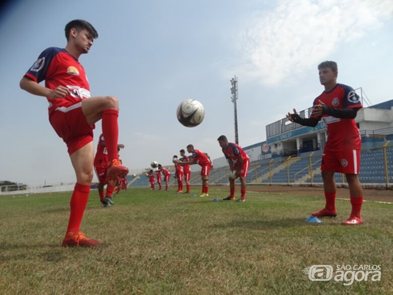 Jogadores se aquecem antes dos treinos no Luisão: Amparo virá a São Carlos para segundo jogo-treino - Crédito: Marcos Escrivani