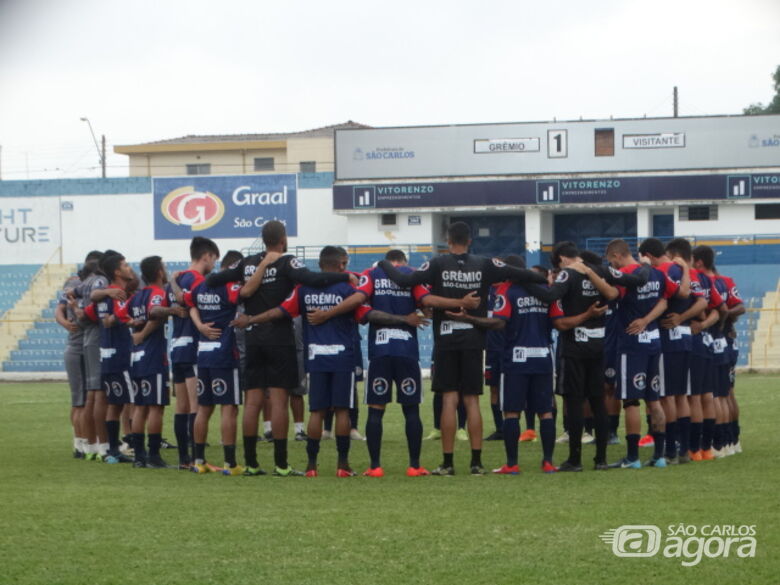 Momento de fé: jogadores e comissão técnica rezam antes do início das atividades no Luisão - Crédito: Marcos Escrivani