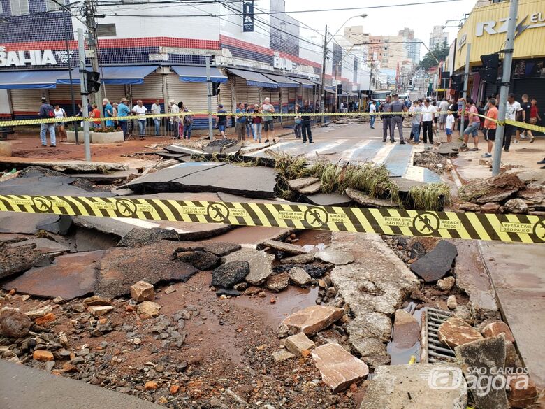 Rua Episcopal destruída após enchente que atingiu o centro da cidade em janeiro - Crédito: Arquivo/SCA