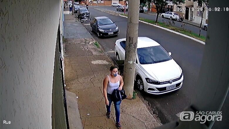 Câmera de segurança flagrou a ação da ladra - Crédito: Reprodução