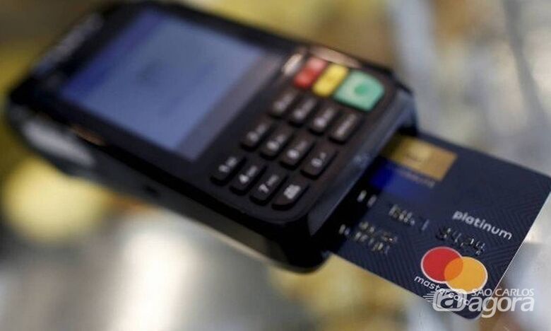 Com maquininha de cartão, ladrão "passa assalto" no débito - Crédito: Agência Brasil