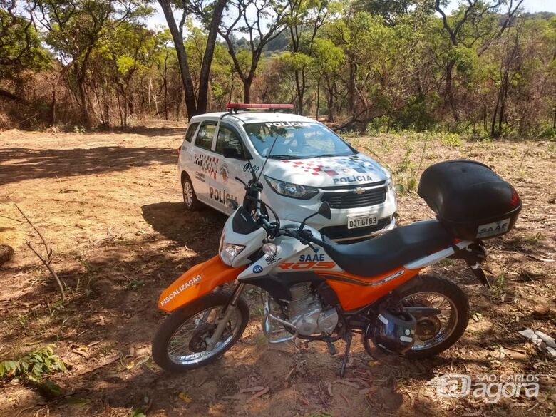 Moto do SAAE que foi roubada no Antenor Garcia é encontrada em mata - Crédito: Colaborador/SCA