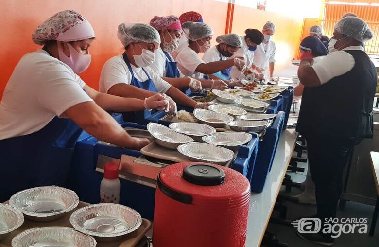 Restaurante Popular do São Carlos VIII ofereceu 500 marmitex no primeiro dia de funcionamento - Crédito: Divulgação