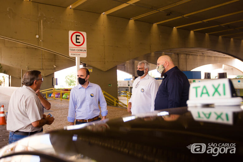 Netto Donato visita pontos e ouve reivindicações de taxistas - Crédito: Divulgação