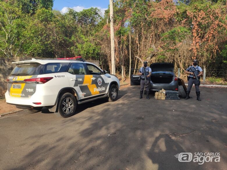 Tático Ostensivo Rodoviário apreende 92 quilos de maconha na SP-225 em Brotas - Crédito: Divulgação/PMRv