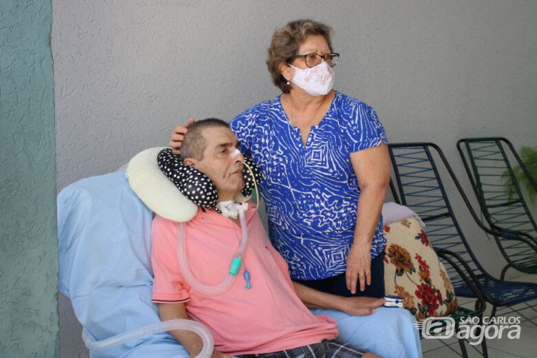 O paciente crônico Francisco Carlos Gatte com a irmã Aparecida de Fátima -