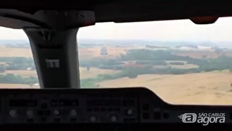 Vídeo gravado de dentro da cabine mostra pouso do gigante Airbus A350 em São Carlos - Crédito: Reprodução