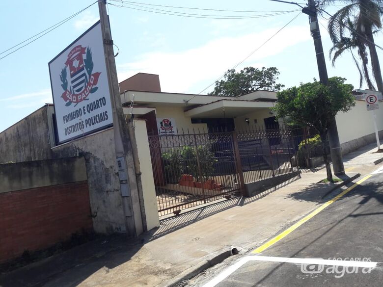 Bolsa é furtada de dentro de veículo no Centro - 