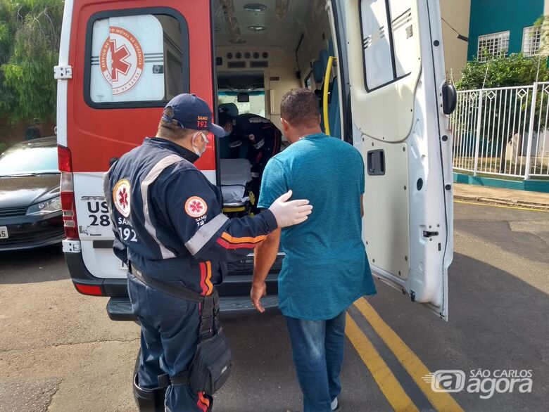 Samu socorre homem desorientado, que teria sido atropelado no centro - Crédito: Maicon Ernesto