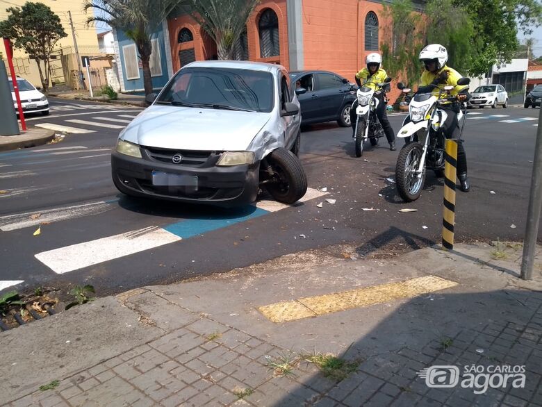 Colisão causa danos em dois carros no centro de São Carlos - Crédito: Maicon Ernesto