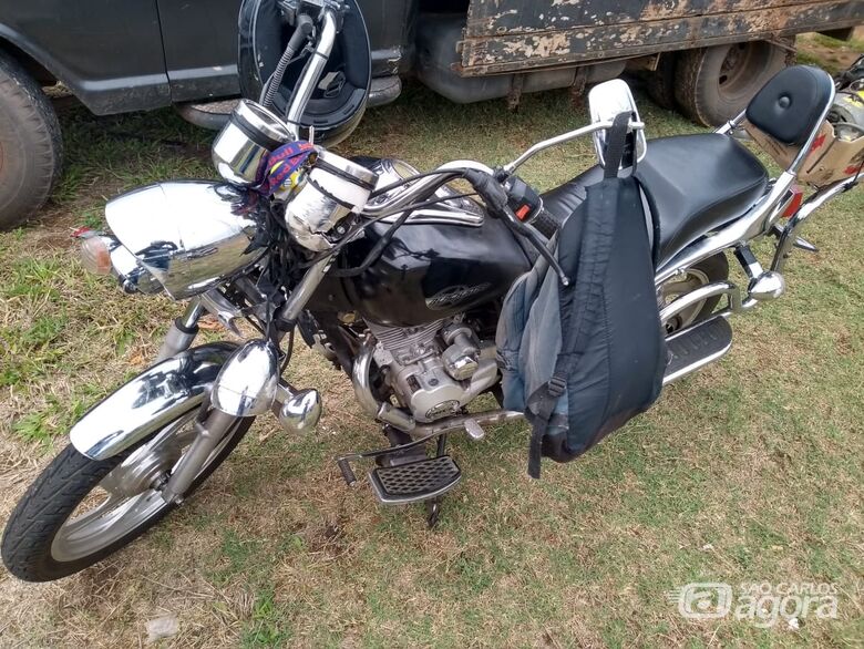 Moto e carro colidem em rotatória que dá acesso ao Aracy - Crédito: Maicon Ernesto