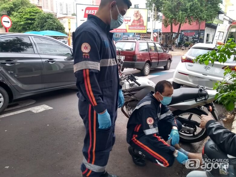 Colisão traseira deixa motociclista ferido no centro de São Carlos - Crédito: Maicon Ernesto