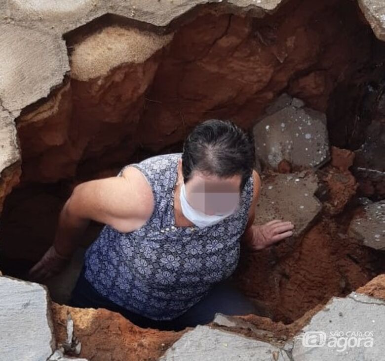 Calçada cede e idosa cai em buraco em Descalvado - Crédito: Colaborador/SCA