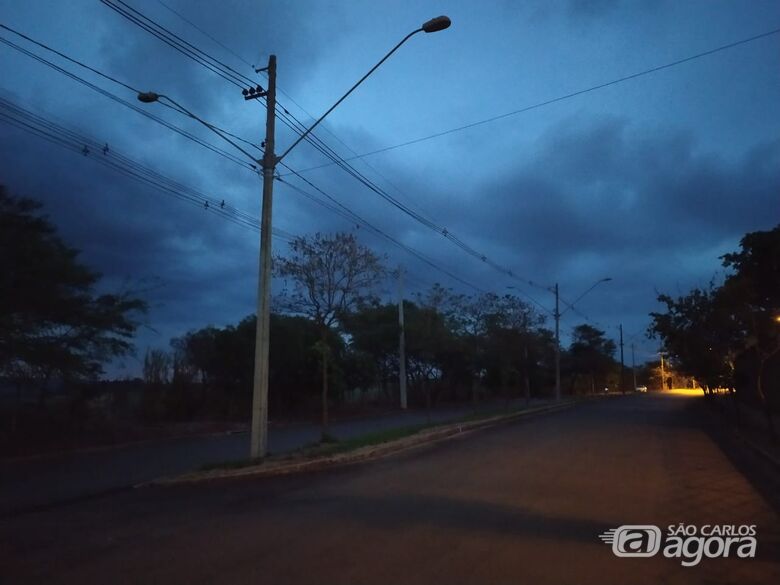 Avenida conta com 29 luminárias queimadas na região do Swiss Park - Crédito: Maicon Ernesto