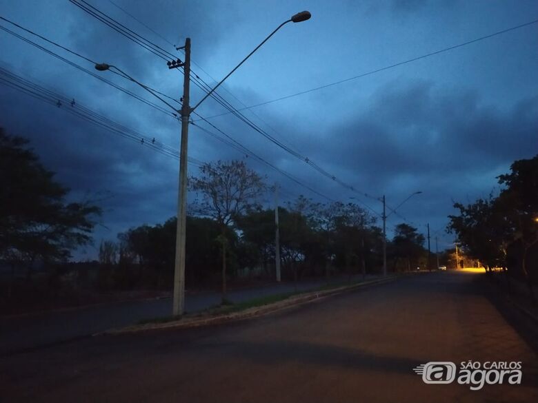 Avenida conta com 29 luminárias queimadas na região do Swiss Park - Crédito: Maicon Ernesto