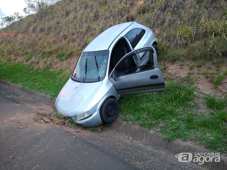 Motorista cai com carro em barranco na SP-215 - Crédito: Luciano Lopes