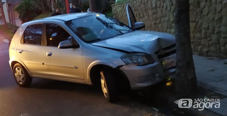 Carro bate em árvore após ser atingido por moto na região central - Crédito: Maycon Maximino