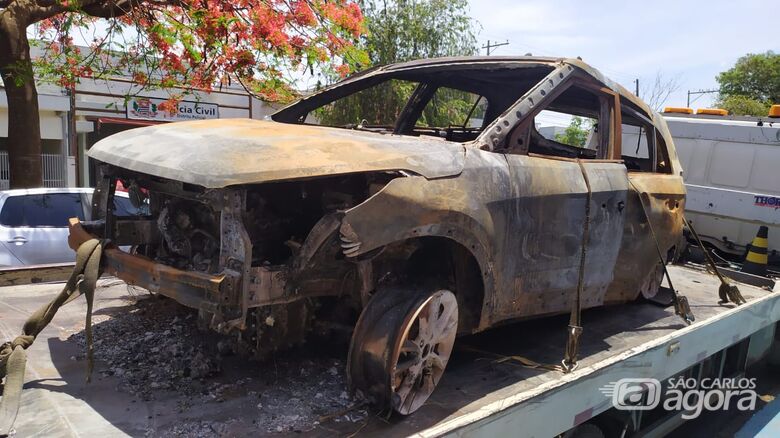 Carro produto de roubo é localizado queimado na zona rural de São Carlos - Crédito: Maycon Maximino