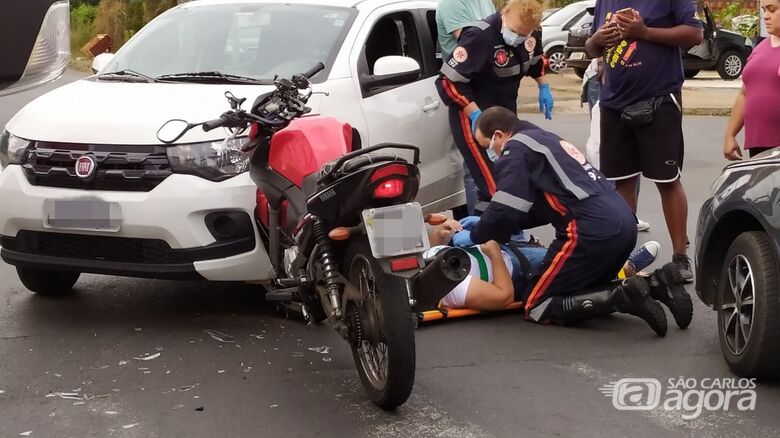 Moto fica presa em carro após colisão na Avenida Morumbi - Crédito: Maycon Maximino