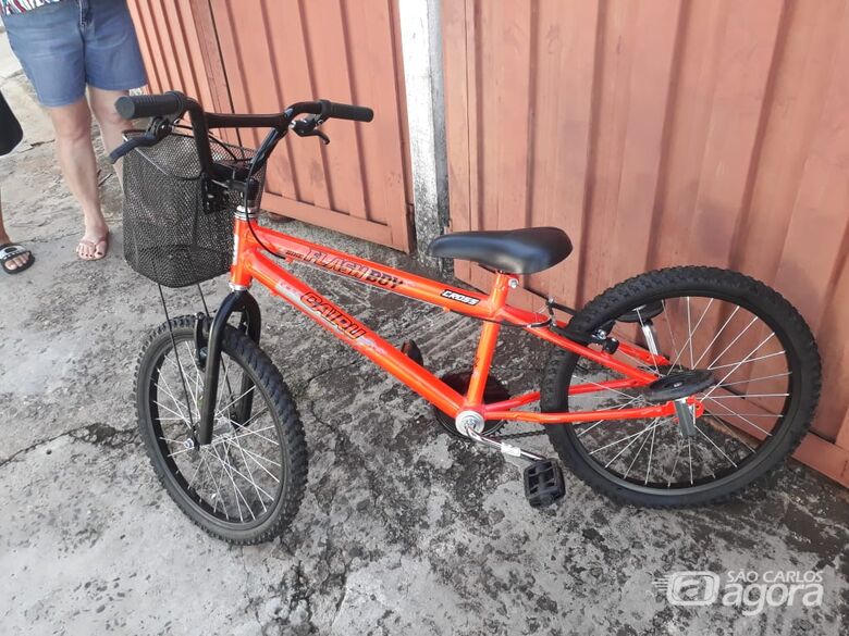 Bike é abandonada em mata atrás de um parque de diversões -
