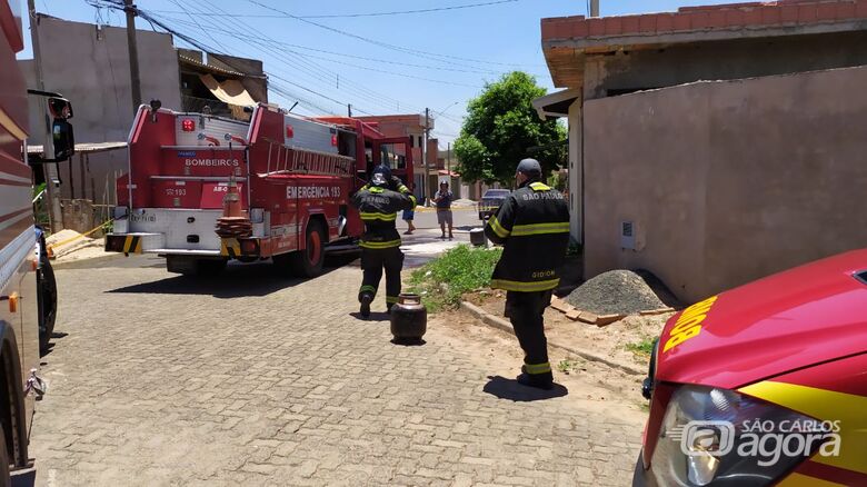 Bombeiros controlaram o fogo que causou danos na cozinha de residência - Crédito: Maycon Maximino
