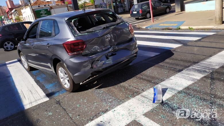 Dois carros e um ônibus se envolvem em colisão no centro - Crédito: Maycon Maximino