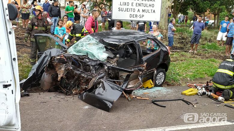 Gestante sofre ferimentos graves após carro colidir em carreta na SP-215 - Crédito: Maycon Maximino