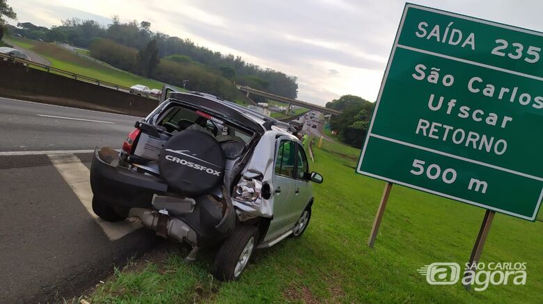 Traseira do CrossFox ficou destruída: homem que estava no veículo ficou ferido e sentia dores no peito - Crédito: Maycon Maximino