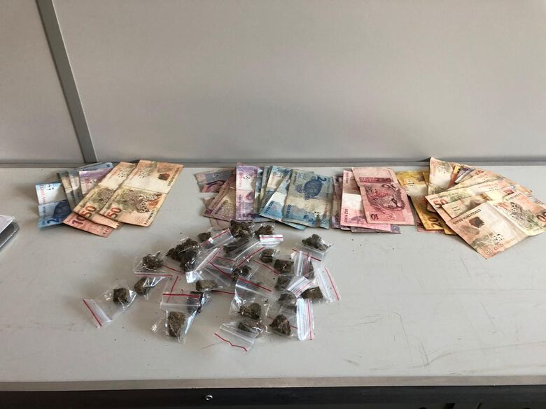 Casal é flagrado com drogas no São Carlos 5 - Crédito: Divulgação/PM