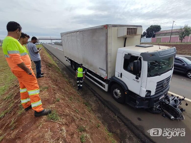 Homem morre após moto ser arrastada por 300 metros na SP-255 - Crédito: Colaborador/SCA