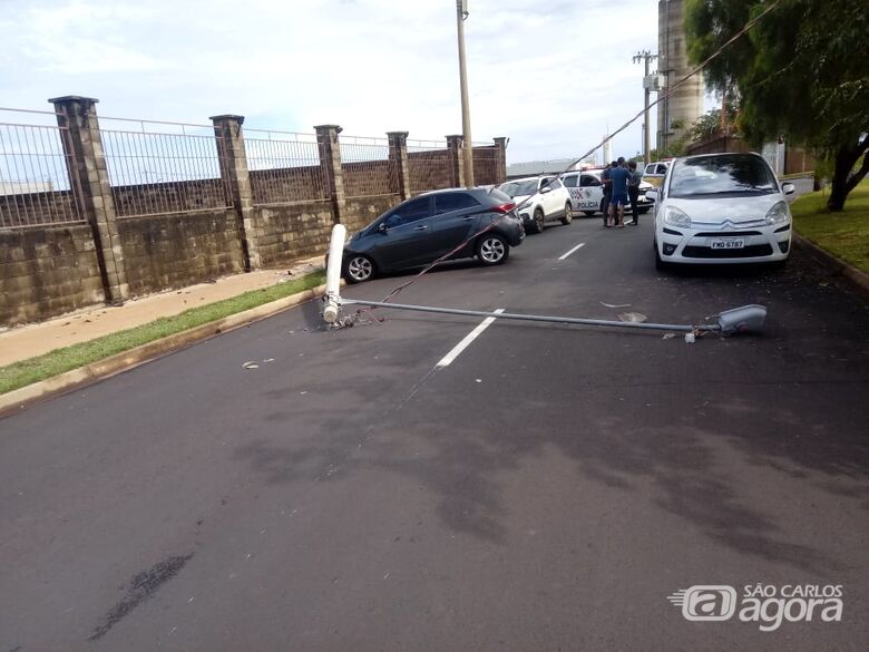 Carro derrubou poste na região do Bosque São Carlos - Crédito: Colaborador/SCA