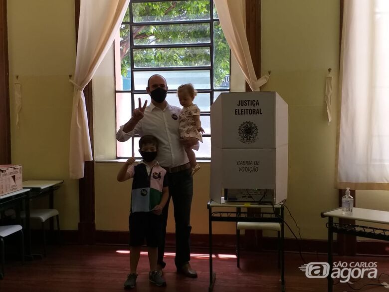 Netto ao lado dos filhos e da esposa na sessão eleitoral. - Crédito: Abner Amiel