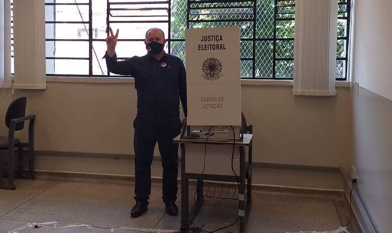 Deonir faz sinal de vitória ao lado da cabina de votação - Crédito: Abner Amiel