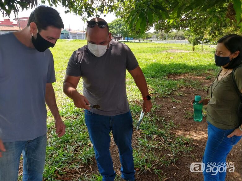 Alunos do PPGCAm, Gustavo e Pedro, com a professora Andréa, visitam local do plantio - Crédito: Celso Rizzo