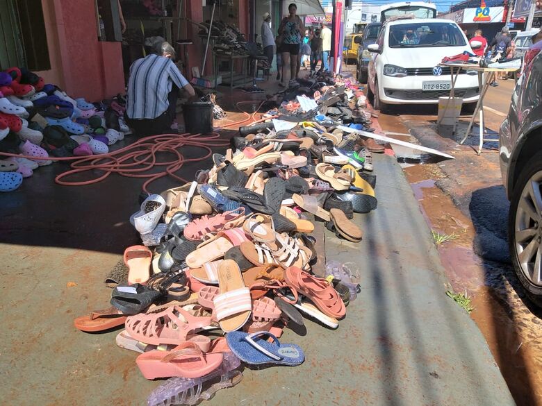Sapatos espalhados na calçada - Crédito: São Carlos Agora
