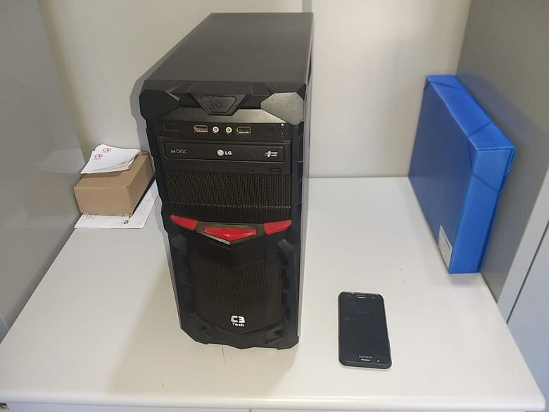 Computadores e outros materiais foram apreendidos durante a operação. - Crédito: São Carlos Agora