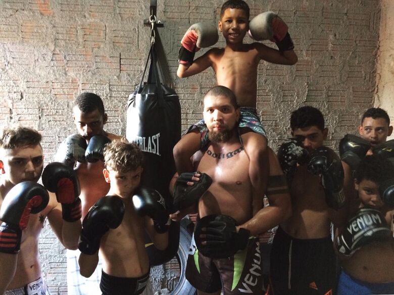 Jovens tem nova opção e aprendem boxe em projeto social - Crédito: Divulgação