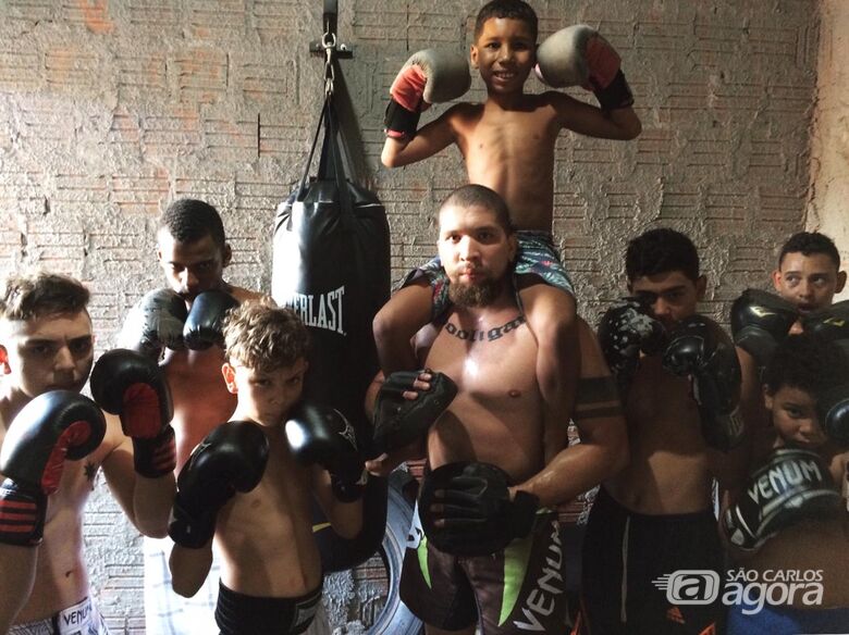 Jovens tem nova opção e aprendem boxe em projeto social - Crédito: Divulgação