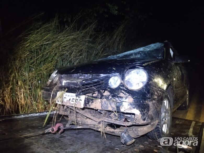 Carro sendo rebocado pelo guincho. - Crédito: Luciano Lopes/São Carlos Agora