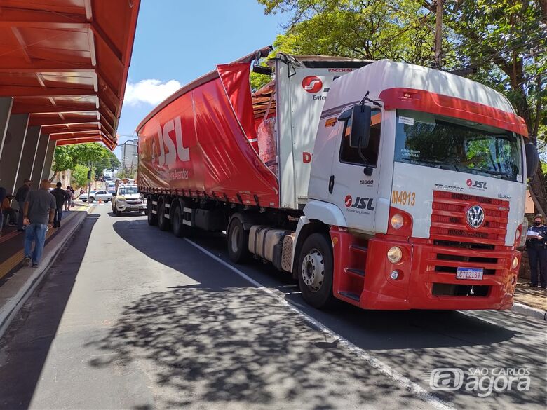 Caminhão atingiu cobertura do ponto de ônibus - Crédito: Maicon Ernesto