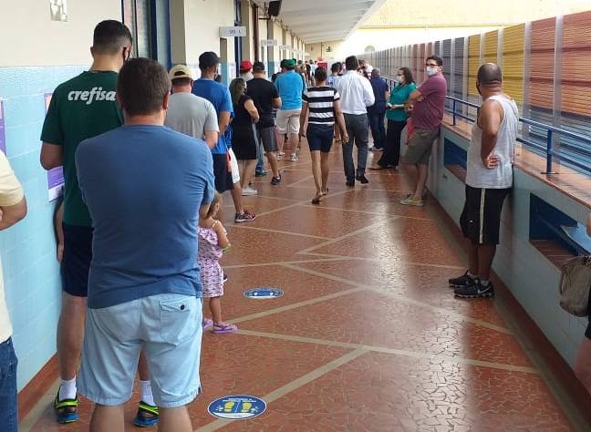 Eleitores fazem fila para votar na escola Diocesano - Crédito: Abner Amiel
