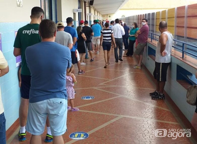 Eleitores fazem fila para votar na escola Diocesano - Crédito: Abner Amiel