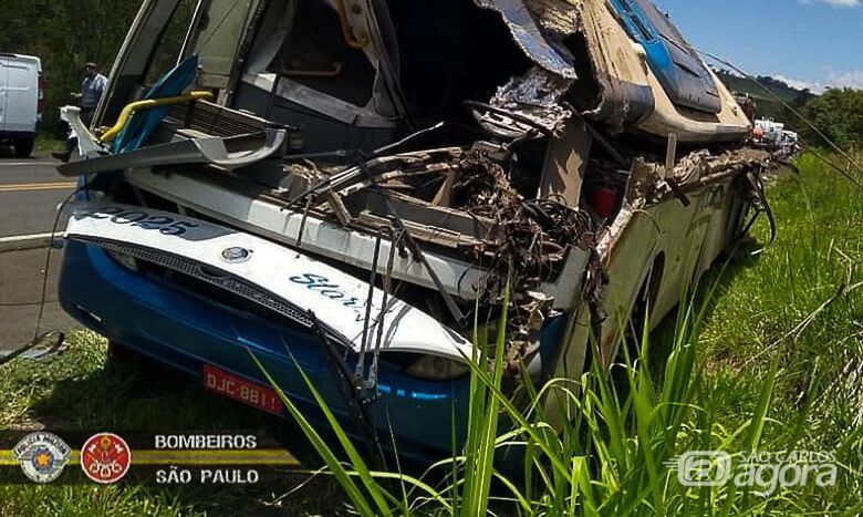 Ônibus ficou destruído após a colisão - Crédito: Corpo de Bombeiros