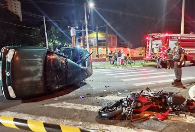 Carro tombou após o impacto - Crédito: RCIA