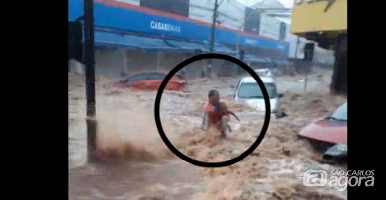 Homem e criança foram arrastados pela enchente - Crédito: Reprodução