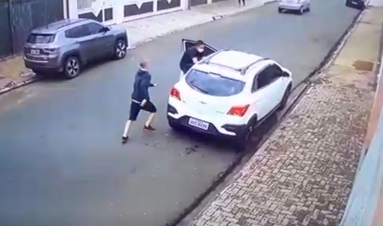 Bandidos tentam roubar carro na Vila Nery - Crédito: Reprodução